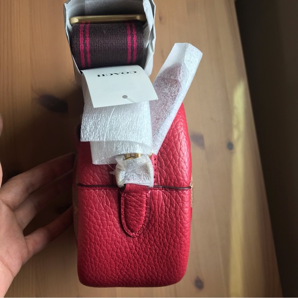 ❤️Coach Camera Bag In Signature Canvas With Heart Print - Picture 11 of 16